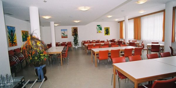 05_Speisesaal_links Buffettisch